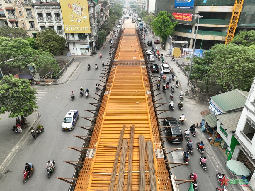 Tuyến lên xuống của cầu vượt tại hướng phố Phạm Ngọc Thạch.