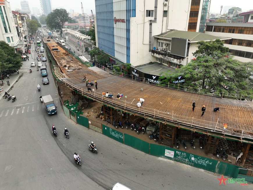 Các đơn vị thi công tiến hành làm việc 3 ca liên tục để phấn đấu đưa cầu vượt vào hoạt động đúng tiến độ. 