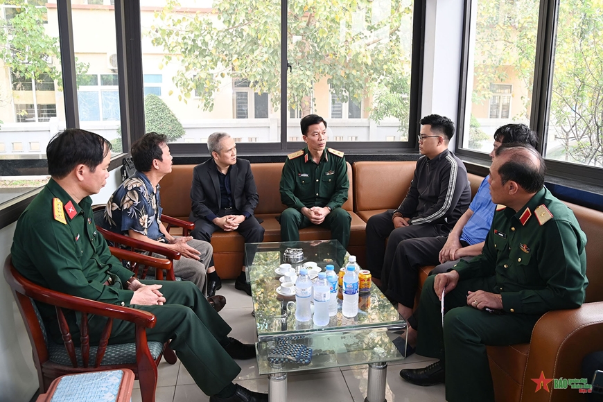 Sáng 7-4, Trung tướng Nguyễn Trọng Bình, Phó Tổng Tham mưu trưởng Quân đội nhân dân Việt Nam đến thăm hỏi, động viên thân nhân gia đình nạn nhân trong vụ tai nạn máy bay. 