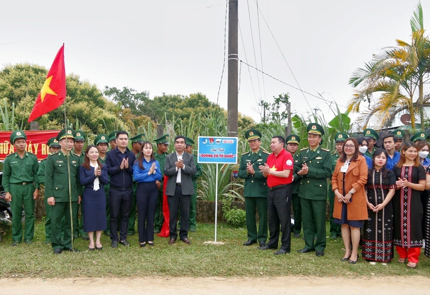 Khánh thành công trình thanh niên “Đường cờ Tổ quốc” tại xã Hồng Thái, huyện A Lưới, tỉnh Thừa Thiên Huế. 