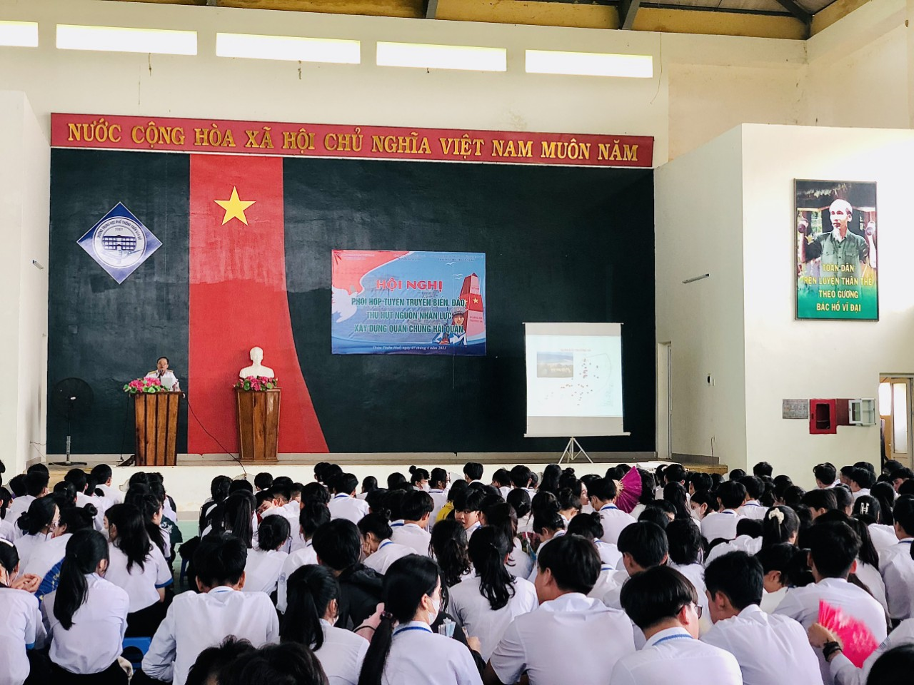 Khơi dậy niềm tin, tình yêu biển đảo cho học sinh