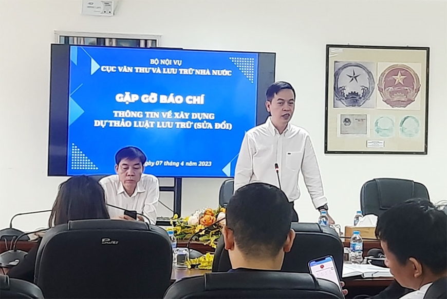 Ông Đặng Thanh Tùng, Cục trưởng Cục Văn thư và Lưu trữ Nhà nước thông tin với báo chí về Dự thảo Luật Lưu trữ (sửa đổi).