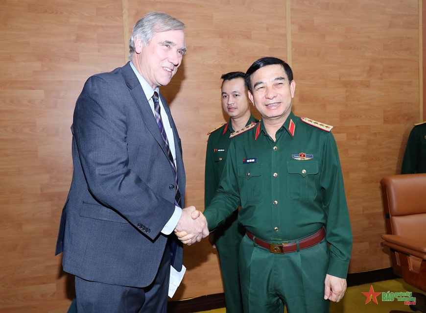 Đại tướng Phan Văn Giang đón Thượng nghị sĩ Jeff Merkley tại trụ sở Bộ Quốc phòng.