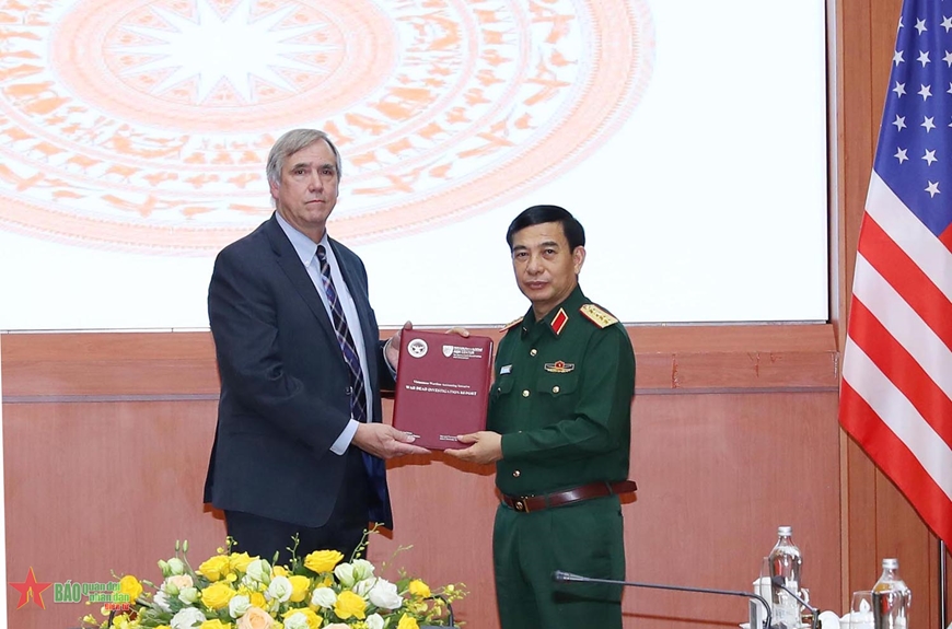 Thượng Nghị sĩ Jeff Merkley trao tặng Bộ Quốc phòng Việt Nam bộ tài liệu gồm một số thông tin về bộ đội Việt Nam mất tích, mất tin trong chiến tranh.