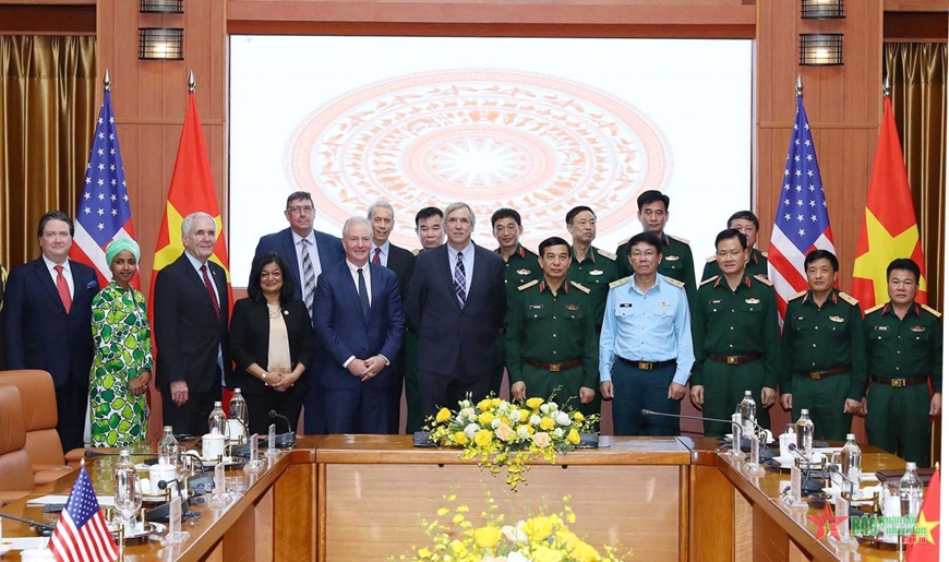 Đại tướng Phan Văn Giang và Thượng nghị sĩ Jeff Merkley chụp ảnh chung cùng các thành viên hai đoàn.