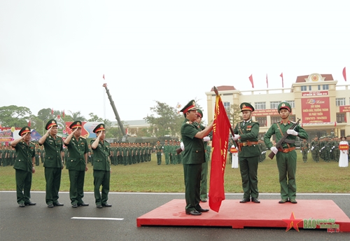 Lữ đoàn Xe tăng 215 đón nhận Huân chương bảo vệ Tổ quốc hạng Nhất
