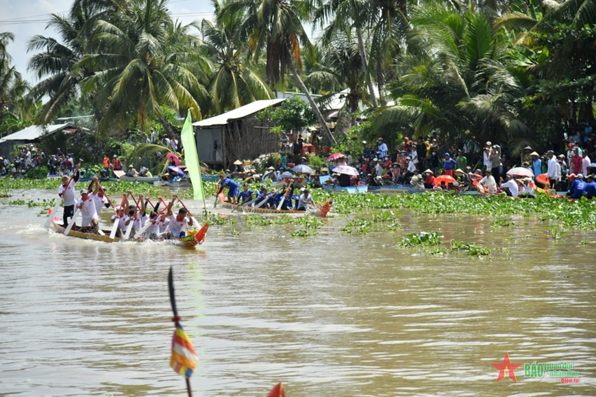  Các đội đua ghe ngo tranh tài tại khu vực sông Chắc Kha, xã Minh Hòa, huyện Châu Thành, tỉnh Kiên Giang.