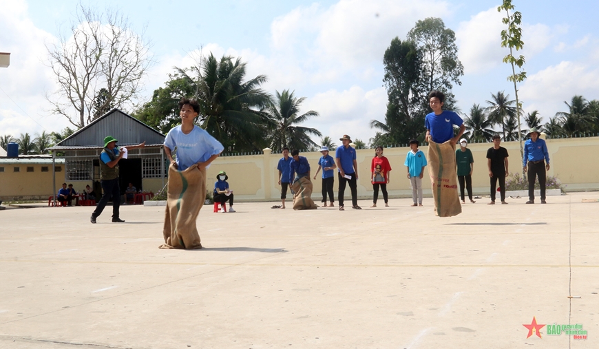 Các bạn học sinh, sinh viên người dân tộc Khmer tham gia trò chơi nhảy bao bố. 