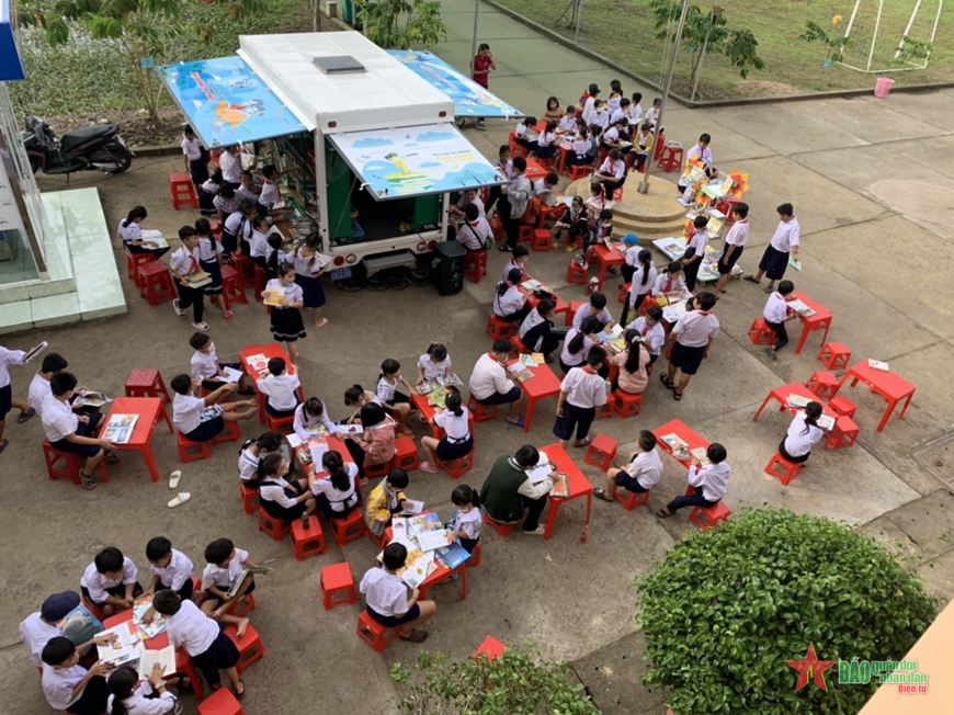 “Thư viện lưu động” đưa sách đến gần với học sinh các trường trên địa bàn tỉnh Hậu Giang. 