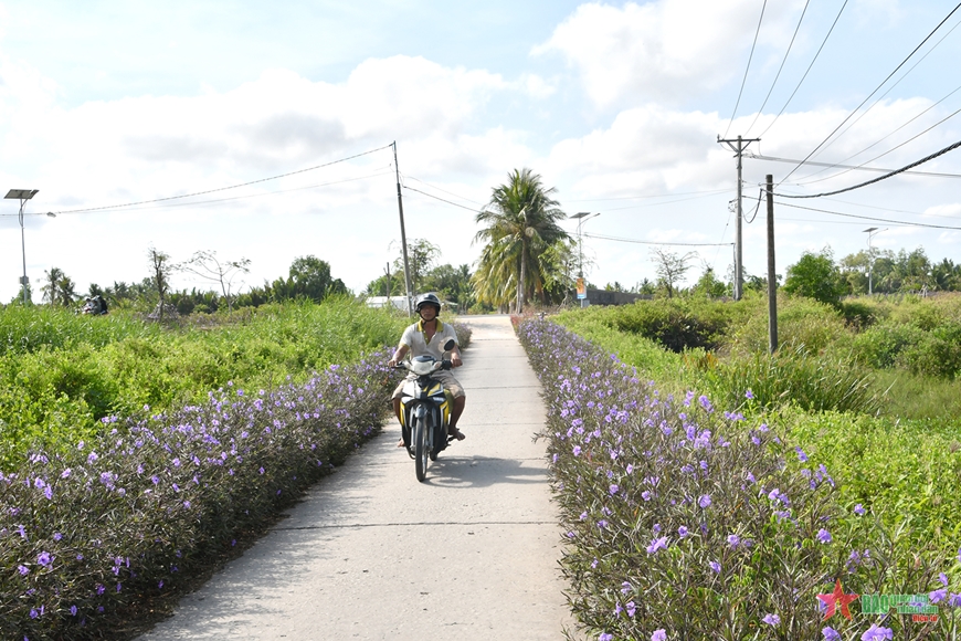  Nhờ nông thôn mới, nhiều tuyến đường nông thôn ở xã Tham Đôn, huyện Mỹ Xuyên, tỉnh Sóc Trăng được bê tông hóa, giúp người dân đi lại dễ dàng. 