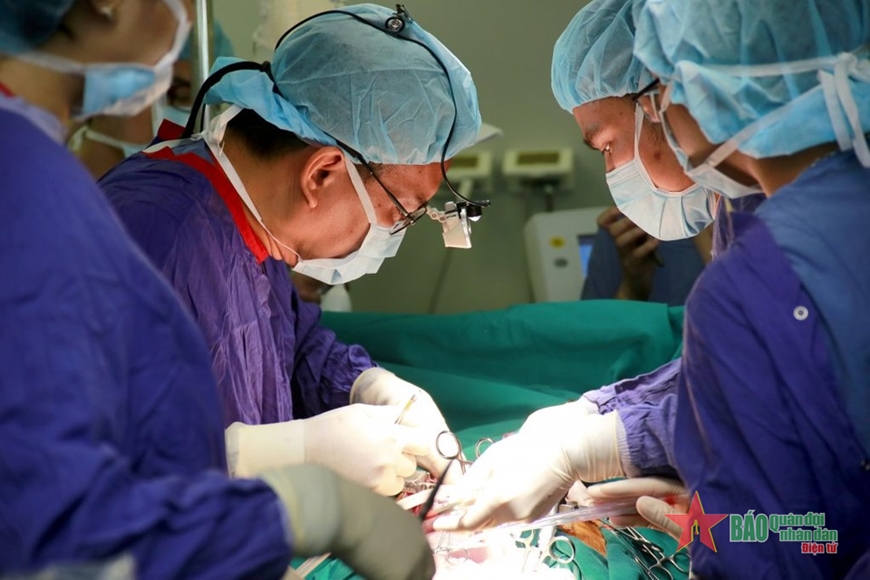 Các bác sĩ Bệnh viện Hữu nghị Việt Đức ghép phổi cho bệnh nhân. Ảnh: KIM OANH 