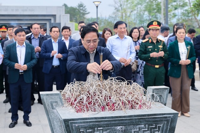 Thủ tướng Phạm Minh Chính và đoàn công tác dâng hương tại Đền thờ Liệt sĩ tại chiến trường Điện Biên Phủ. 