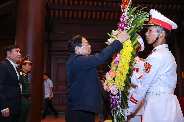 Thủ tướng Phạm Minh Chính dâng hoa tưởng niệm các Anh hùng liệt sĩ tại chiến trường Điện Biên Phủ. 