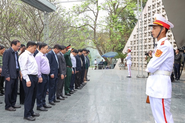 Thủ tướng Phạm Minh Chính và các thành viên đoàn công tác kính cẩn nghiêng mình trước anh linh các Anh hùng, liệt sĩ đã anh dũng chiến đấu, hy sinh trên mảnh đất Điện Biên Phủ anh hùng. 