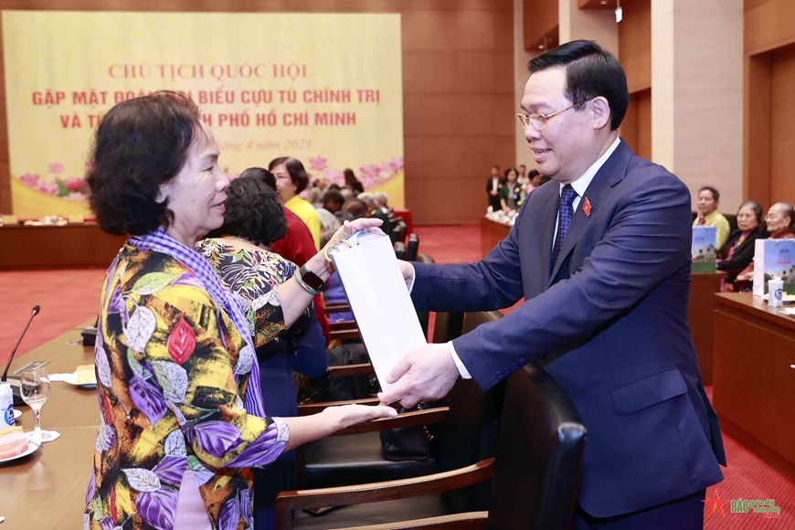 Chủ tịch Quốc hội trao quà tặng Ban Liên lạc và các đại biểu. Ảnh: DOÃN TẤN 