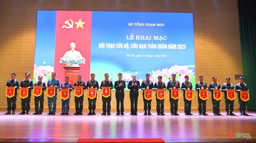 Trung tướng Nguyễn Trọng Bình phát biểu chỉ đạo khai mạc và trao cờ lưu niệm tặng các đội tuyển tham gia hội thao. Ảnh: TUẤN HUY 
