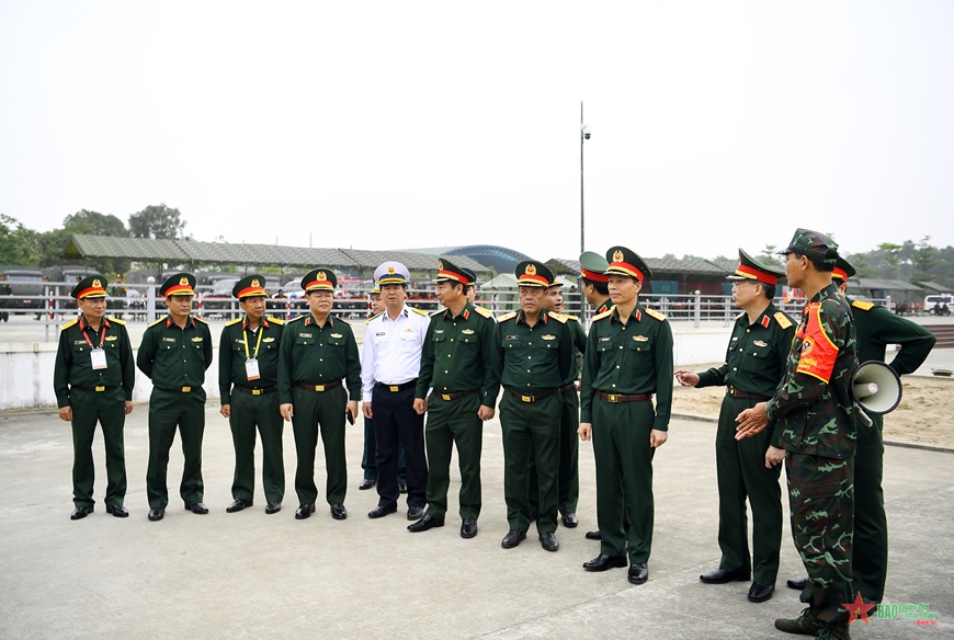Trung tướng Nguyễn Trọng Bình và các đại biểu kiểm tra hội thao. Ảnh: TUẤN HUY 