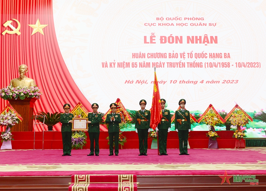  Thừa ủy quyền của Chủ tịch nước, Đại tướng Phan Văn Giang trao Huân chương Bảo vệ Tổ quốc hạng Ba tặng Cục Khoa học Quân sự.