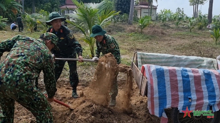 Lực lượng vũ trang thành phố Cần Thơ tham gia dọn vệ sinh môi trường. 