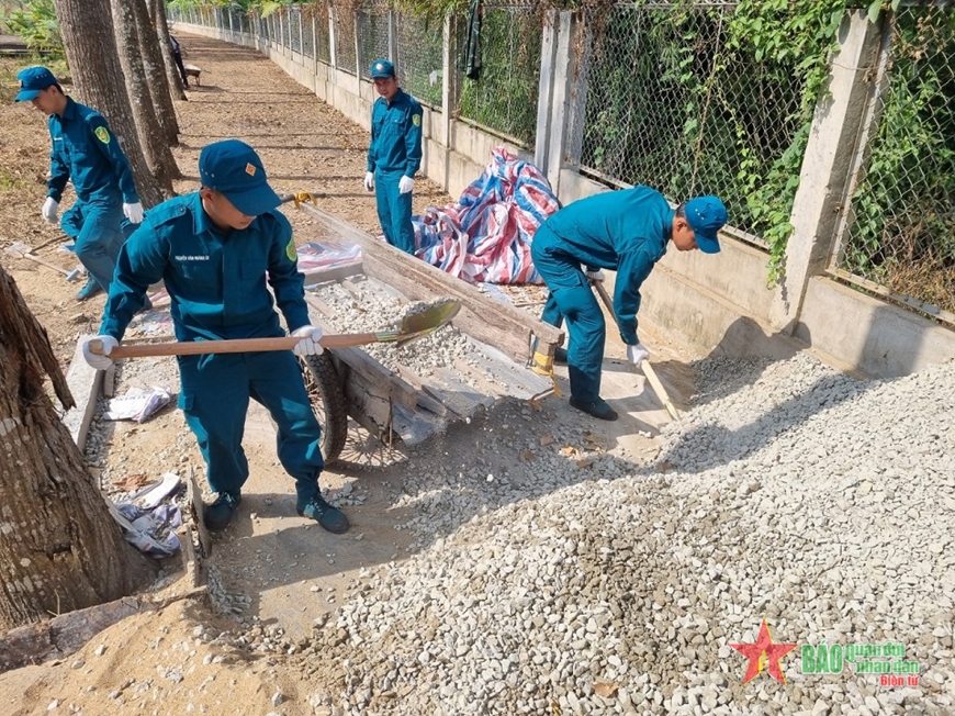 Lực lượng Dân quân tự vệ huyện Thới Lai, tham gia các hoạt động tại xã Định Môn.