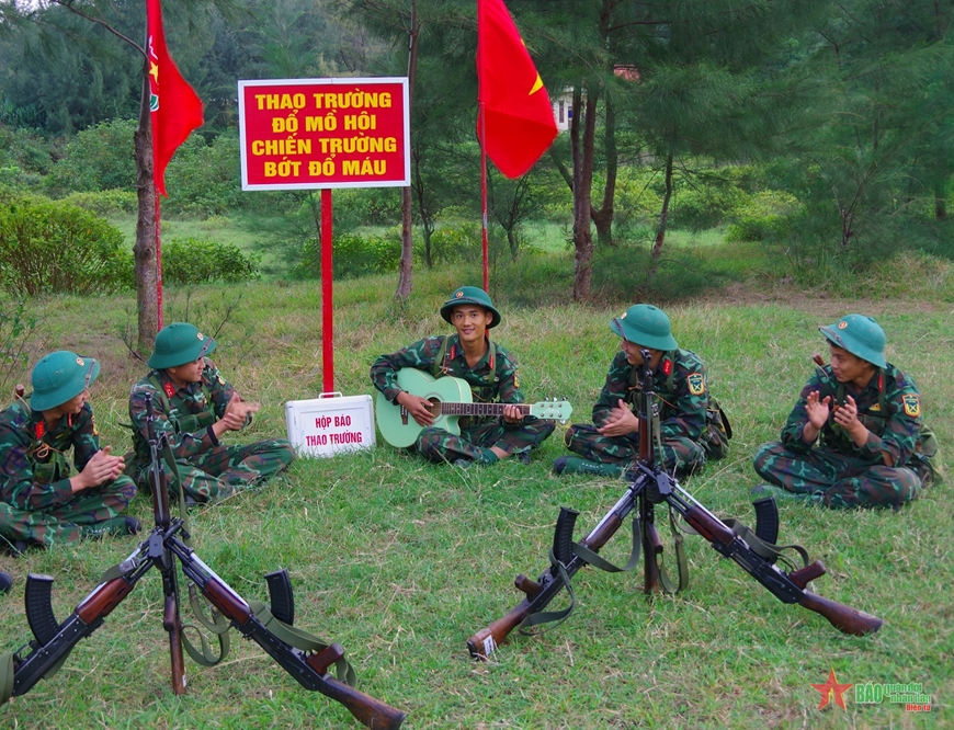 Phút giải lao trên thao trường của cán bộ, chiến sĩ Tiểu đoàn đảo Cô Tô. Ảnh: NGUYỄN TRƯỜNG 