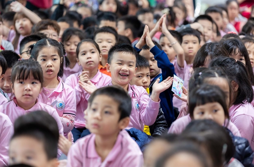 Các em học sinh hào hứng tìm hiểu các thông tin về an toàn giao thông. 