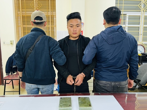 Lào Cai bắt quả tang đối tượng vận chuyển trái phép 2 bánh heroin