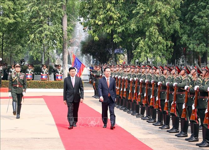 Chủ tịch nước Võ Văn Thưởng và Tổng Bí thư, Chủ tịch nước Lào Thongloun Sisoulith duyệt đội danh dự.