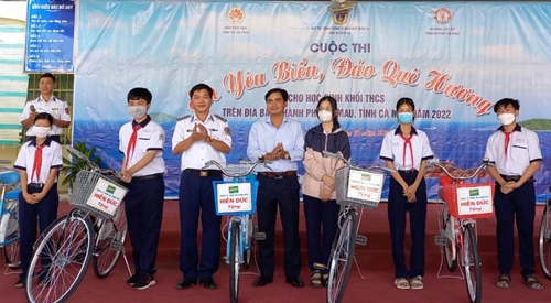 Cùng ngư dân huyện Trần Văn Thời vươn khơi an toàn

