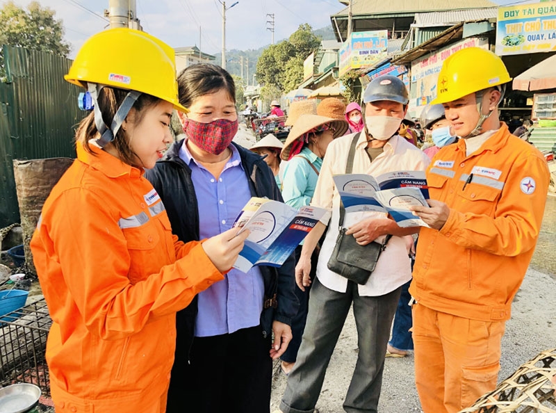 Công nhân Công ty Điện lực Điện Biên tuyên truyền về các giải pháp tiết kiệm điện. Ảnh: ANH PHƯƠNG 