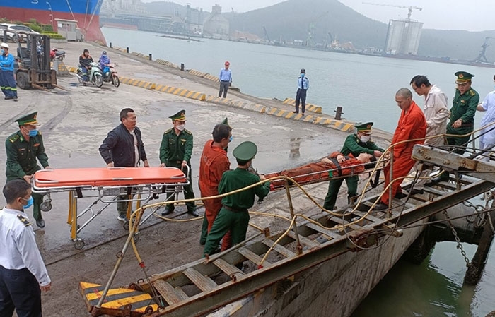 Lực lượng Biên phòng cảng Nghi Sơn cứu nạn từ tàu vào bờ. 