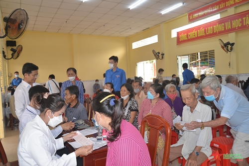 Bệnh viện Đa khoa Hòa Hảo-Medic Cần Thơ: Chung tay chăm lo Tết cho đồng bào Khmer