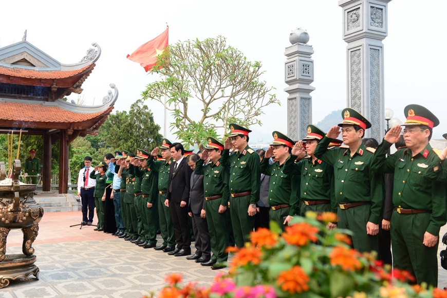 Thượng tướng Lê Huy Vịnh và các đại biểu tưởng niệm tại Tượng đài Bác Hồ với đồng bào Tây Bắc. 