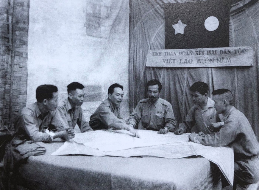 Đại tướng Võ Nguyên Giáp (thứ ba, từ trái sang), Hoàng thân Souphanouvong (thứ tư, từ trái sang) và cán bộ quân đội Việt - Lào bàn kế hoạch mở Chiến dịch Thượng Lào, năm 1953. 