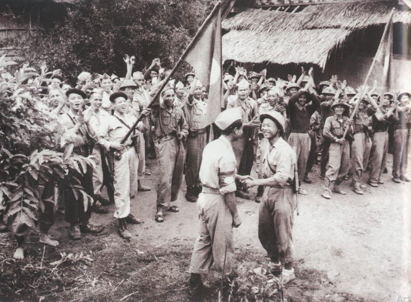 Gặp gỡ giữa Quân tình nguyện Việt Nam và Bộ đội Pathet Lào trong Chiến dịch Thượng Lào, năm 1953. Ảnh tư liệu 