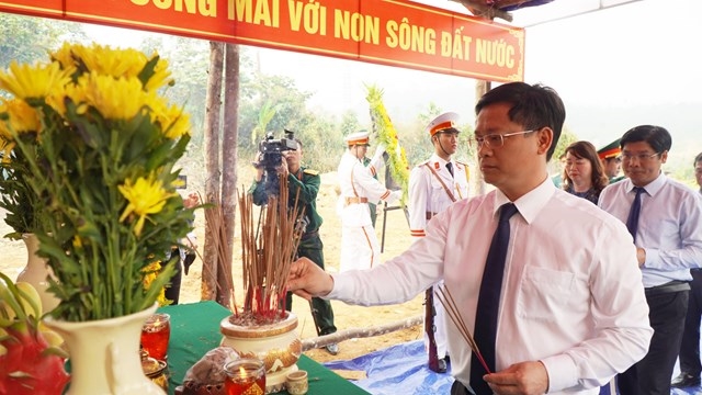 Lãnh đạo tỉnh Thừa Thiên Huế dâng hương tưởng nhớ các liệt sĩ hy sinh tại Tiểu khu 67. 