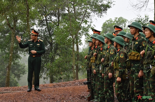 Thượng tướng Nguyễn Tân Cương kiểm tra công tác huấn luyện, sẵn sàng chiến đấu tại Sư đoàn 3