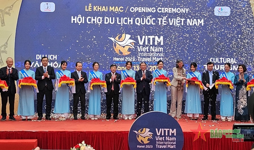  Cắt băng khai mạc Hội chợ VITM Hà Nội 2023.
