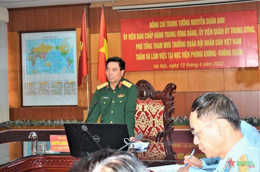  Trung tướng Nguyễn Doãn Anh chủ trì buổi làm việc tại Học viện Phòng không-Không quân.