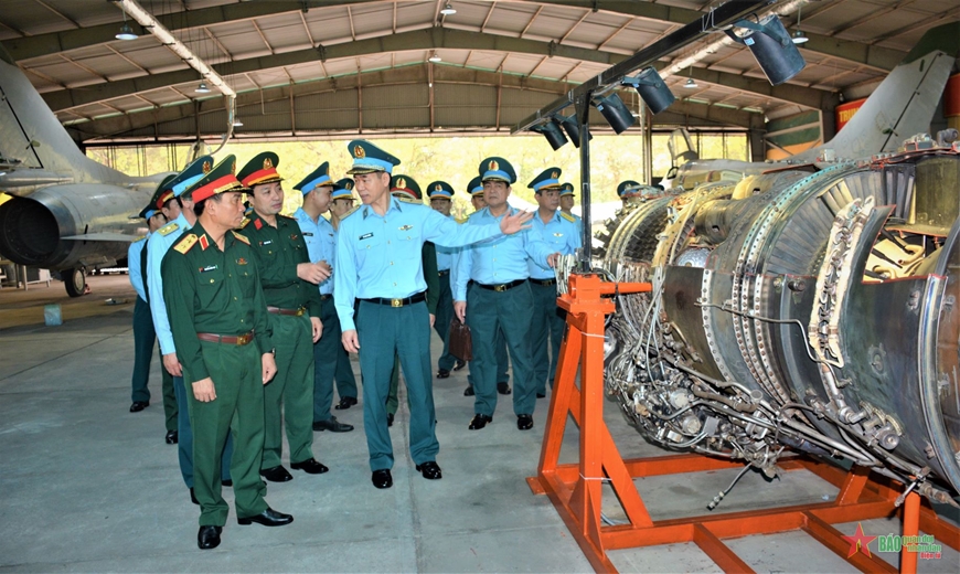 Đoàn công tác tham quan Trung tâm huấn luyện thực hành tại Học viện Phòng không-Không quân.  