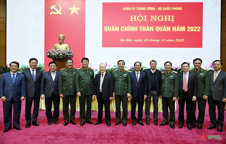 Tổng Bí thư Nguyễn Phú Trọng, Bí thư Quân ủy Trung ương với các đại biểu dự Hội nghị Quân chính toàn quân năm 2022. Ảnh: TUẤN HUY 