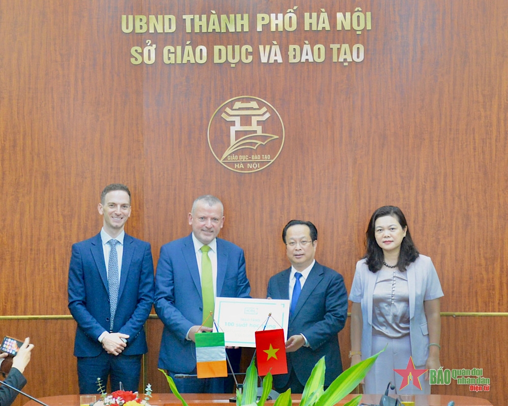 Nhấn vào ảnh để phóng to Đại diện Tổ chức ICDL quốc tế trao 100 suất học bổng tặng Sở Giáo dục và Đào tạo Hà Nội.