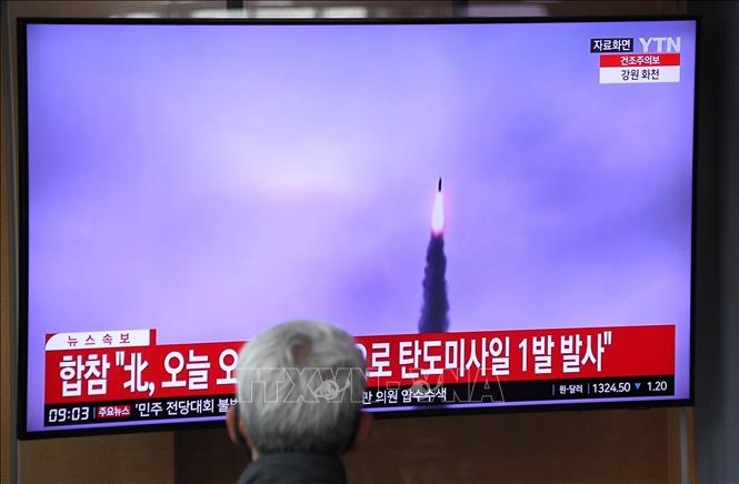Truyền thông Hàn Quốc đưa tin về vụ phóng tên lửa của Triều Tiên tại Seoul, ngày 13-4-2023. Ảnh: TTXVN.
