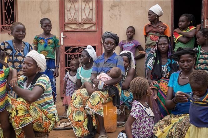 Người dân Burkina Faso sơ tán tới một trại tị nạn ở Ouagadougou để tránh các cuộc tấn công bạo lực. Ảnh minh họa: AFP/TTXVN 