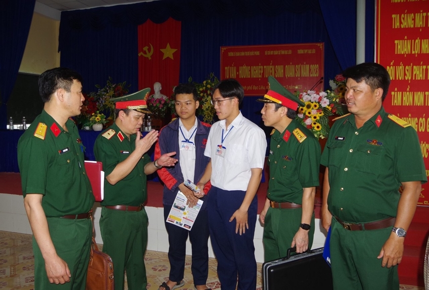  Đoàn công tác Trường Sĩ quan Chính trị tư vấn cho học sinh Trường THPT chuyên Bạc Liêu, TP Bạc Liêu, tỉnh Bạc Liêu.