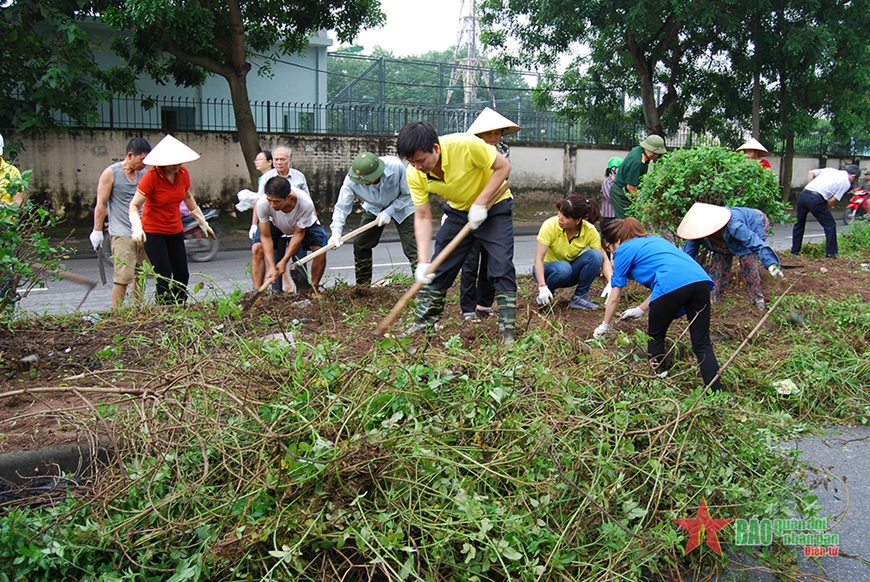 Người dân thực hiện các thủ tục hành chính tại UBND huyện Quốc Oai, TP Hà Nội. 