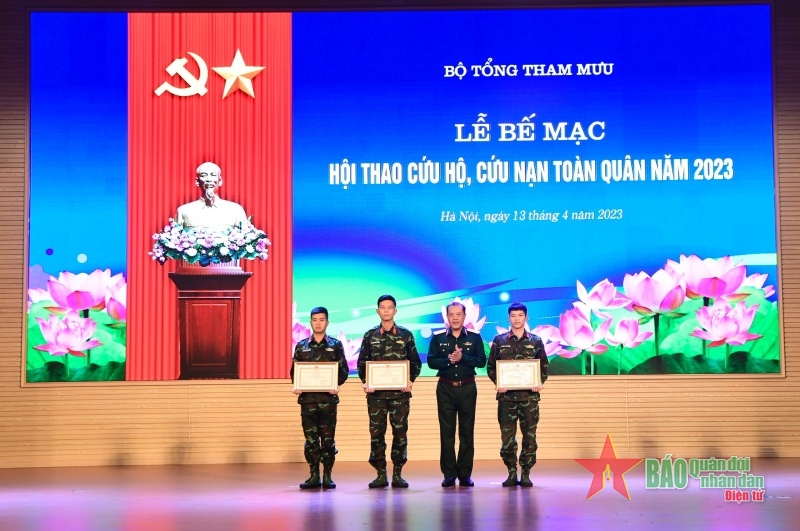  Thiếu tướng Lã Đại Phong, Phó cục trưởng Cục Cứu hộ, cứu nạn trao giải cho 3 cá nhân đạt thành tích cao. Ảnh: Thái Hưng