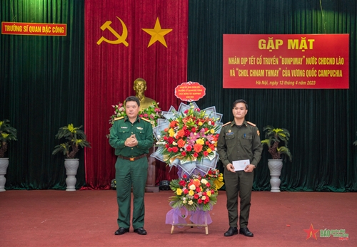 Trường Sĩ quan Đặc công tổ chức gặp mặt Tết cổ truyền cho các học viên Lào, Campuchia