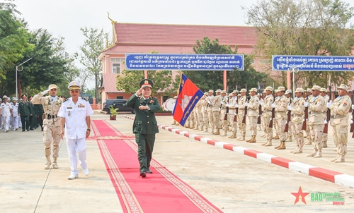Quân khu 9 thăm, làm việc và chúc Tết các đơn vị, địa phương Vương quốc Campuchia