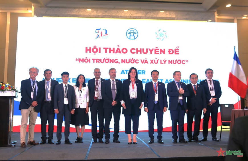 Các đại biểu tham gia Hội thảo “Môi trường, nước và xử lý nước” chụp ảnh lưu niệm.